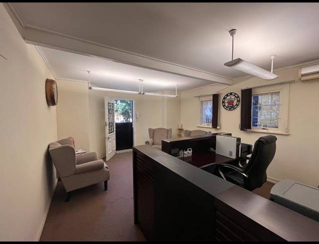 BUSINESS PROPERTY TO RENT IN ESSENWOOD